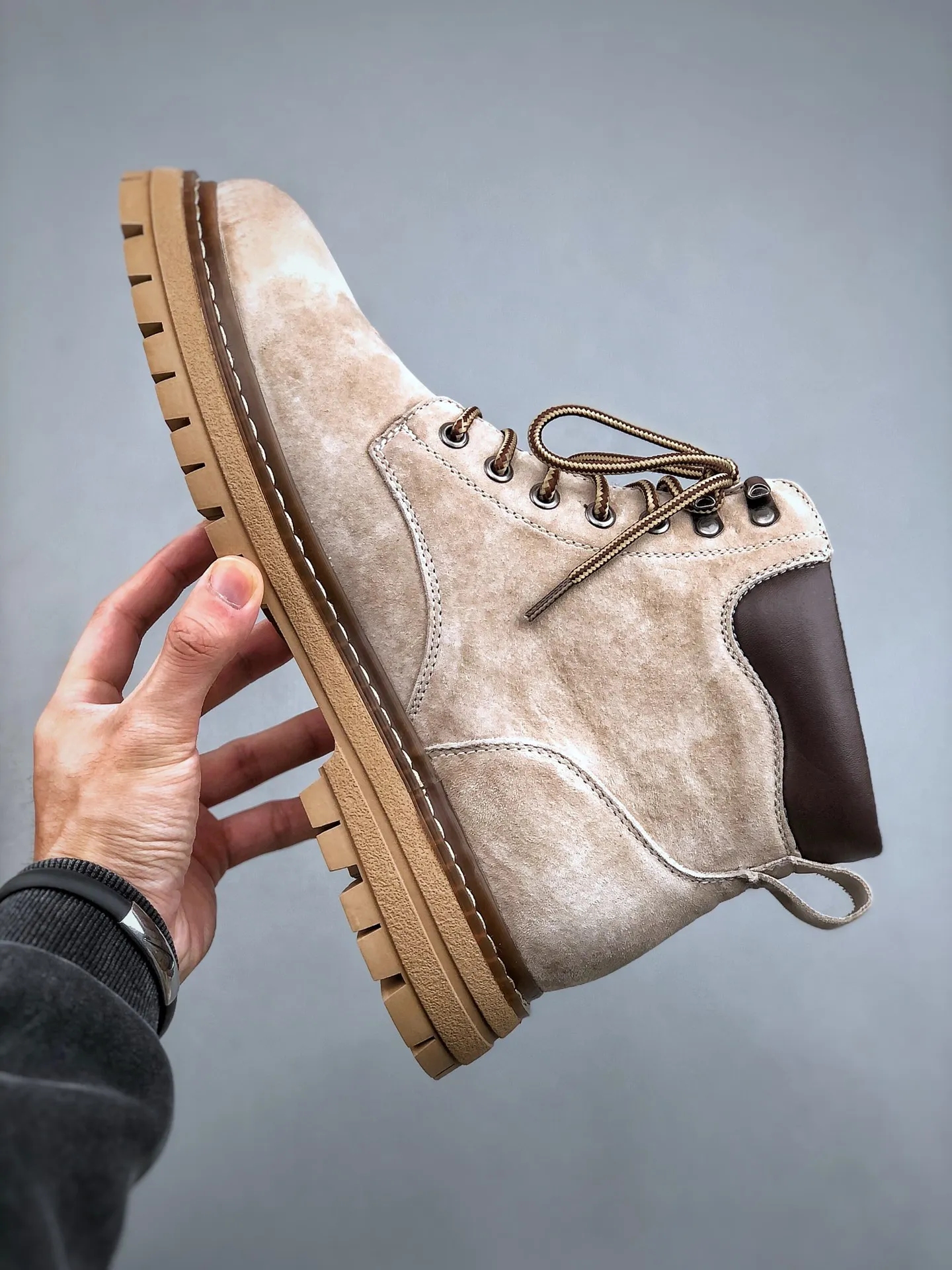 Local self-pickup💰560 supports store release. New goods🚀#Timberland Timberland/Timberland outdoor mid-cut casual rhubarb boots series. Guangdong factory quality. Original box and original packaging. The fabric is made of Italian 🇮🇹 top-grade frosted fine-grained cowhide. It is paired with anti-odor and anti-corrosion genuine leather latex insoles to give you a perfect wearing experience. High-quality and durable. A must-have for sportsmen. Specially designed to treat those who are not handsome. High-quality and first-class foot feel. Size: 38 39 40 41 42 43 44 (leather shoe size)